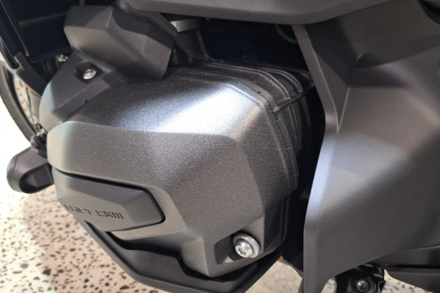 2026 BMW R 1300 RT Triple Black R 1300