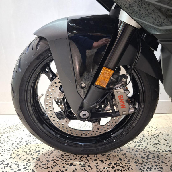2026 BMW R 1300 RT Triple Black R 1300 image 32