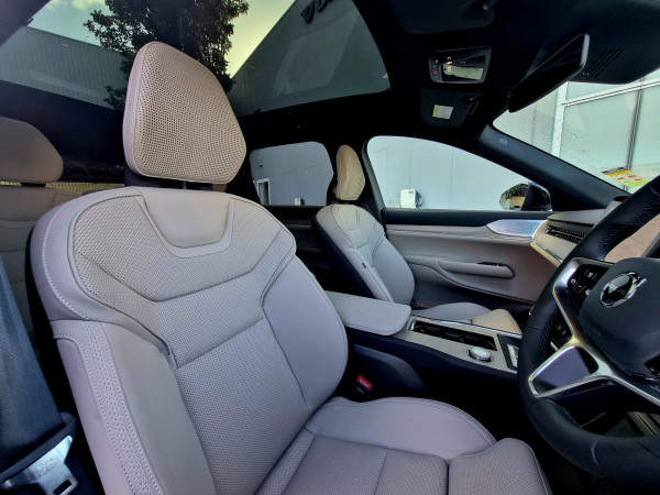2025 Volvo EX90  Plus Twin Motor SUV image 10