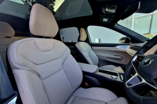 2025 Volvo EX90  Plus Twin Motor SUV Image 10