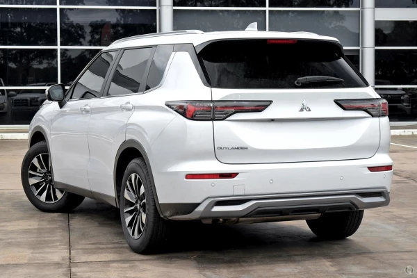 2025 Mitsubishi Outlander ZM LS SUV Image 4