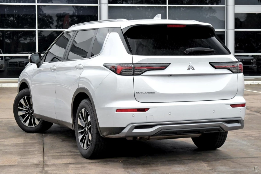 2025 Mitsubishi Outlander ZM LS SUV Image 4