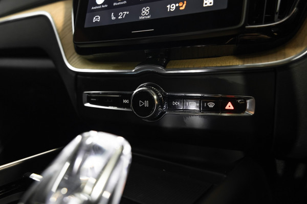 2026 Volvo XC60 UZ B5 Ultra Dark 2L Petrol Hybrid AWD SUV Image 15
