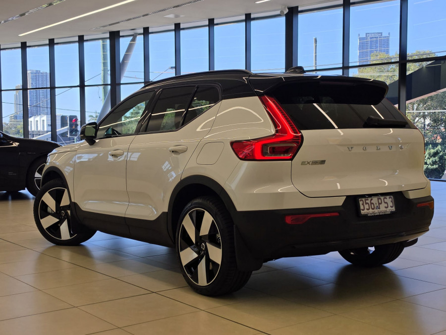 2026 Volvo EX40  Ultra Single Motor Extended Range SUV Image 2