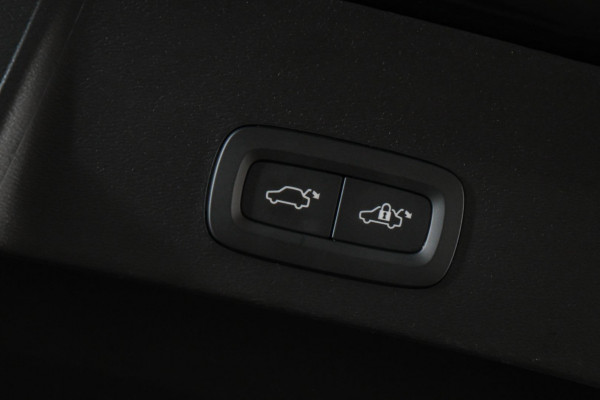 2023 Volvo XC40 XZ Ultimate B5 Dark SUV image 18