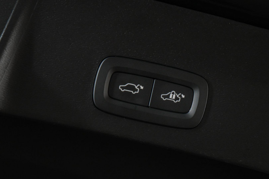2023 Volvo XC40 XZ Ultimate B5 Dark SUV