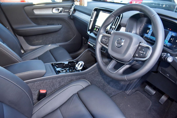 2026 Volvo XC40 XZ Ultra B4 Dark SUV Image 6