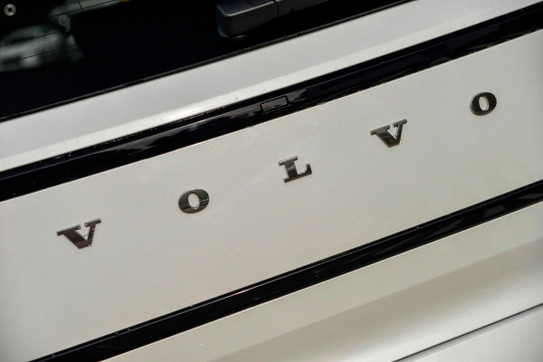 2026 Volvo EX30  Single Motor Extended Range Ultra SUV Image 12