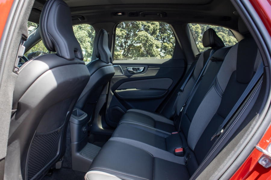 2022 Volvo XC60 T8 RECHARGE PHEV Ultimate SUV Image 18
