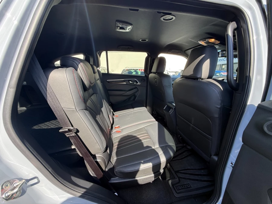 2026 Isuzu MU-X RJ X-TERRAIN SUV Image 12