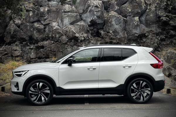 2025 Volvo XC40 XZ Ultra B4 Dark SUV Image 6
