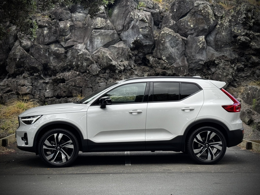 2025 Volvo XC40 XZ Ultra B4 Dark SUV Image 6
