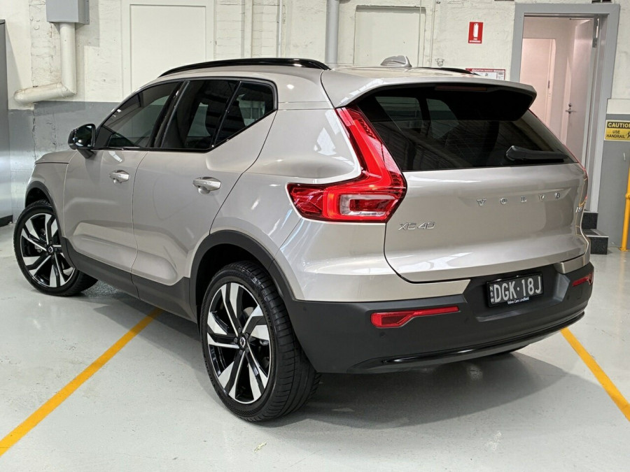 2023 Volvo XC40 XZ Ultimate B5 Dark SUV Image 5