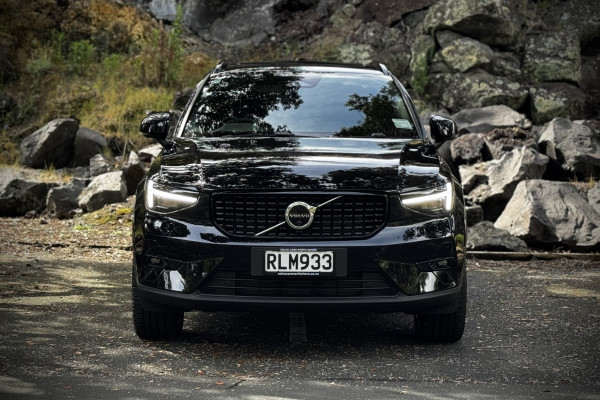 2025 Volvo XC40 XZ Ultra B4 Dark SUV Image 2