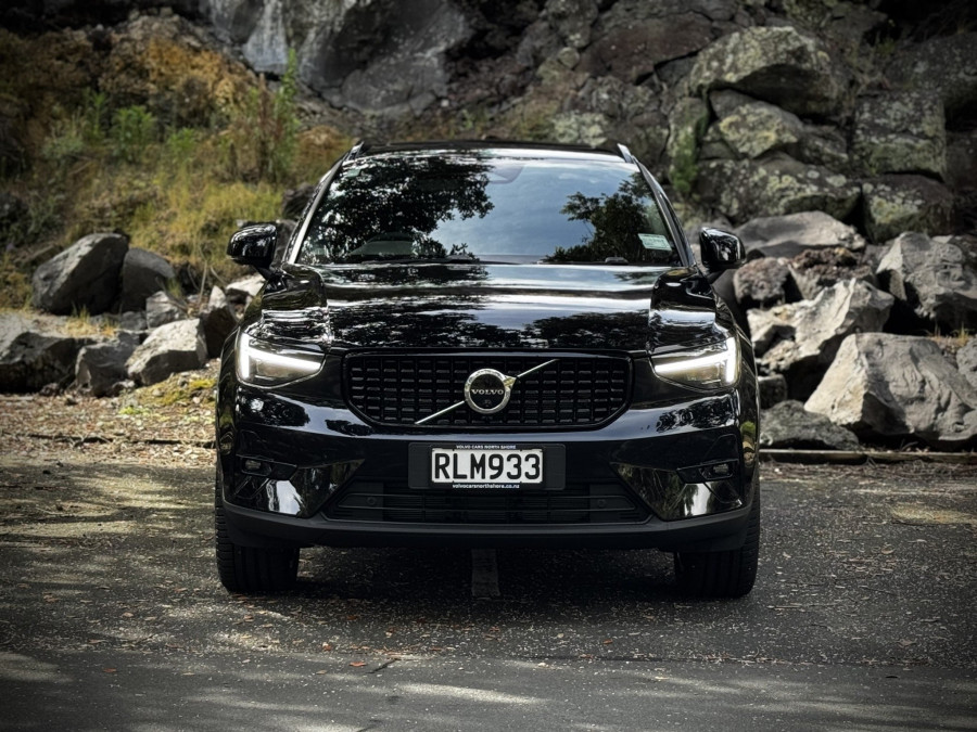 2025 Volvo XC40 XZ Ultra B4 Dark SUV Image 2