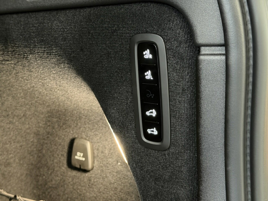 2026 Volvo EX90  Ultra Twin Motor Performance SUV Image 9