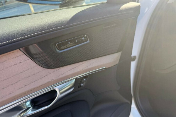 2026 Volvo XC90 L Series Plus T8 Plug-in Hybrid Dark SUV Image 17