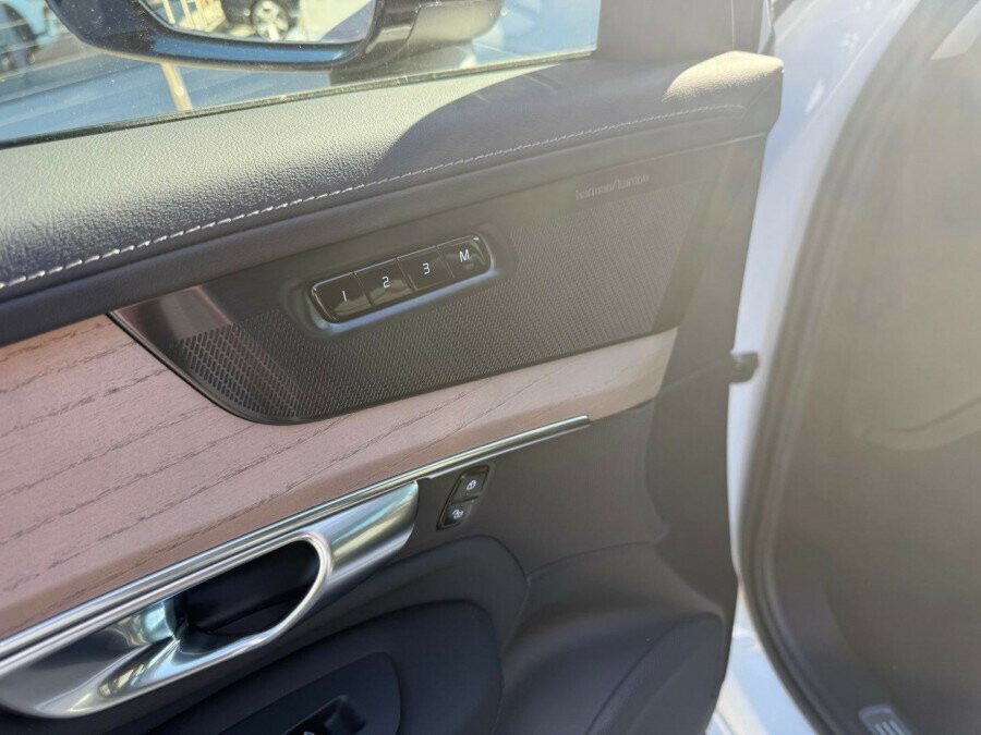 2026 Volvo XC90 L Series Plus T8 Plug-in Hybrid Dark SUV Image 17