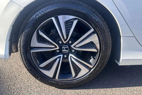 2016 Honda Civic 10th Gen VTi-L Sedan Image 12