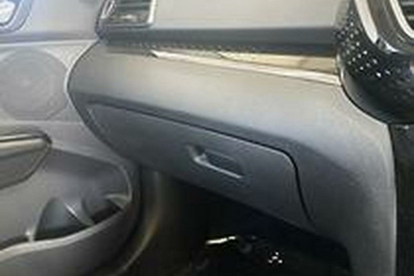2025 Mahindra XUV3X0  AX5L SUV Image 29