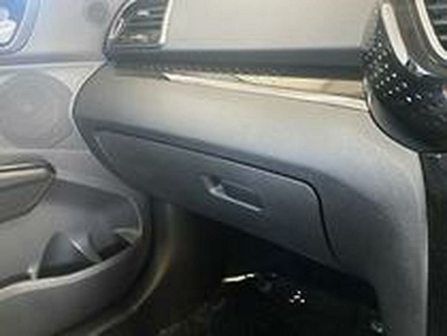 2025 Mahindra XUV3X0  AX5L SUV Image 29