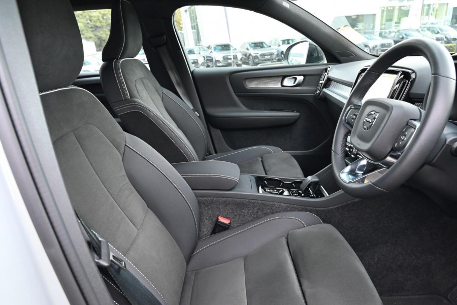 2025 Volvo XC40 XZ Ultra B4 Bright SUV Image 13