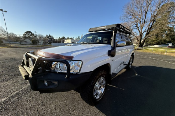 2012 Nissan Patrol Y61 ST SUV Image 7