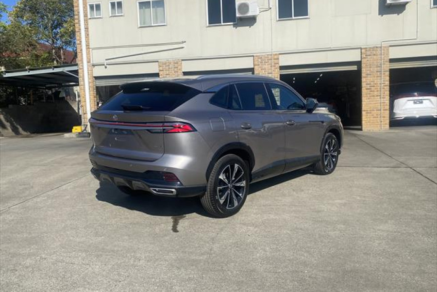 2024 MY24.5 MG HS AS33 Essence SUV Image 6