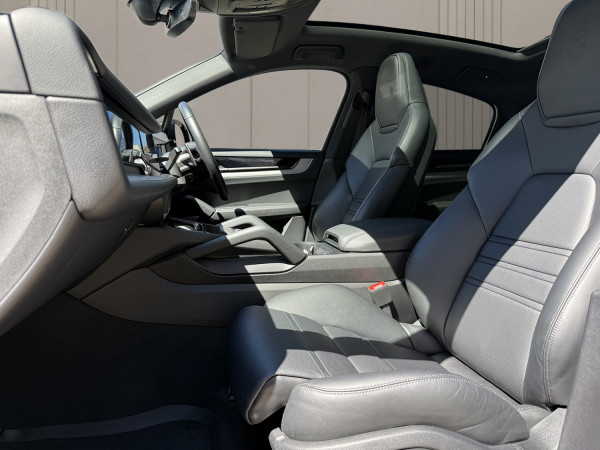2024 Porsche Cayenne SUV image 8