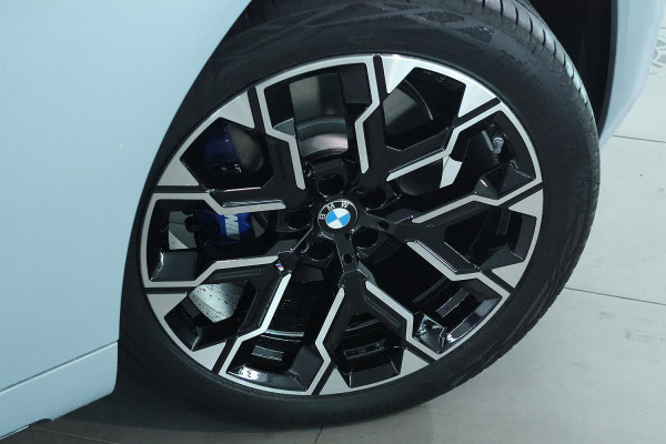 2025 BMW X3 G45 30e xDrive SUV image 7