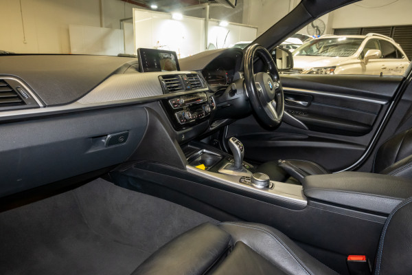 2018 BMW 3 Series F30 LCI 330i M Sport Sedan image 7