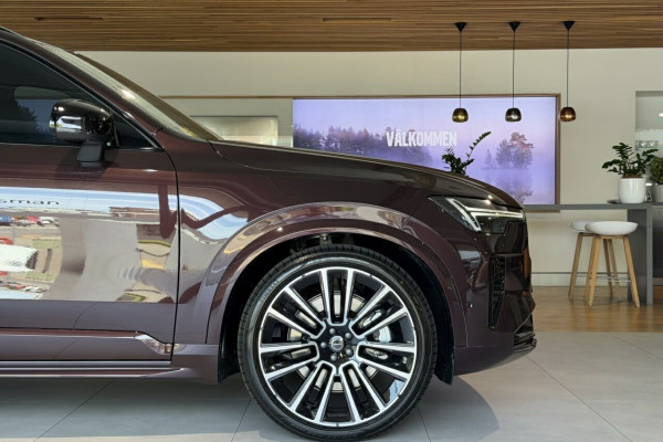 2026 Volvo XC90 L Series Ultra T8 Plug-in Hybrid Dark SUV Image 5