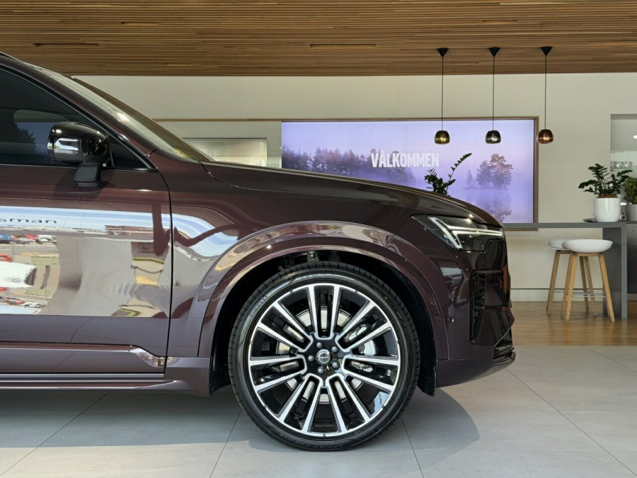 2026 Volvo XC90 L Series Ultra T8 Plug-in Hybrid Dark SUV Image 5
