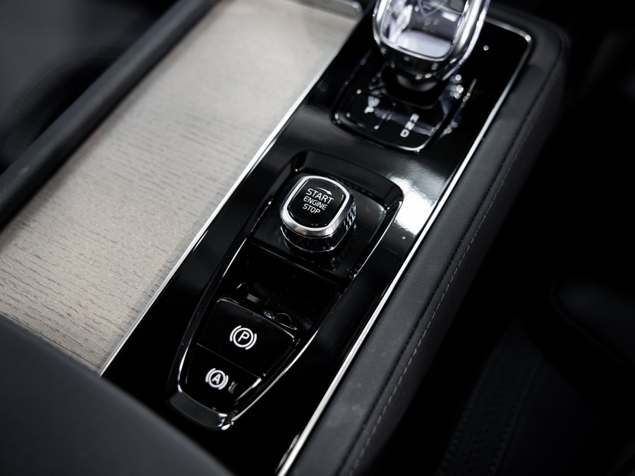 2025 Volvo XC90 L Series Ultra T8 Plug-In Hybrid SUV Image 12