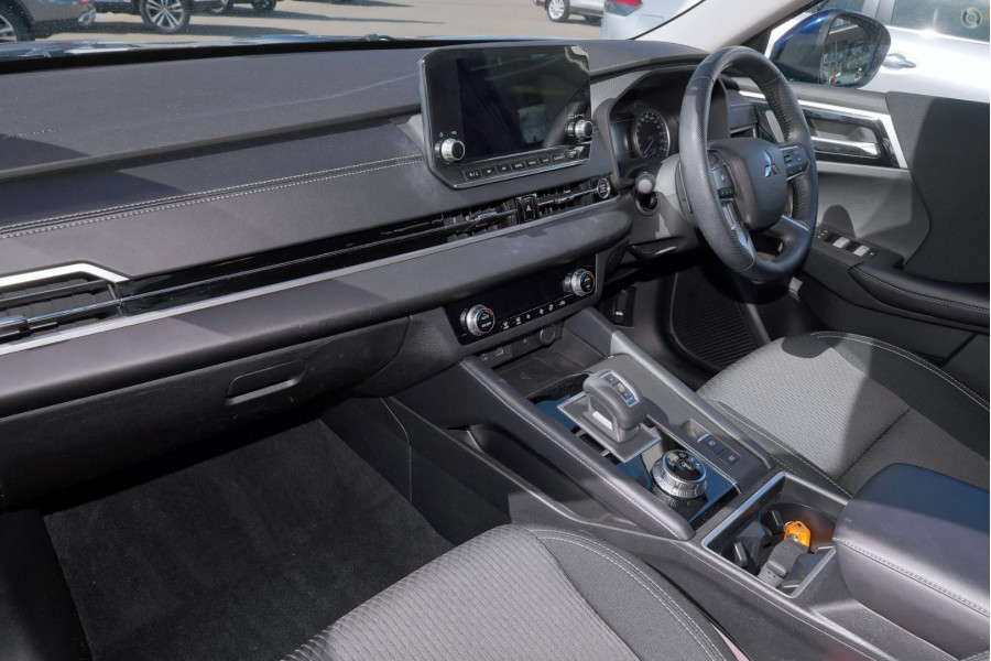 2024 Mitsubishi Outlander ZM LS SUV Image 8