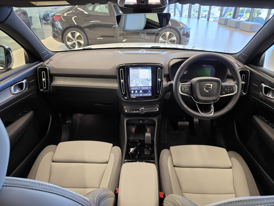 2026 Volvo EX40  Ultra Single Motor Extended Range SUV Image 9