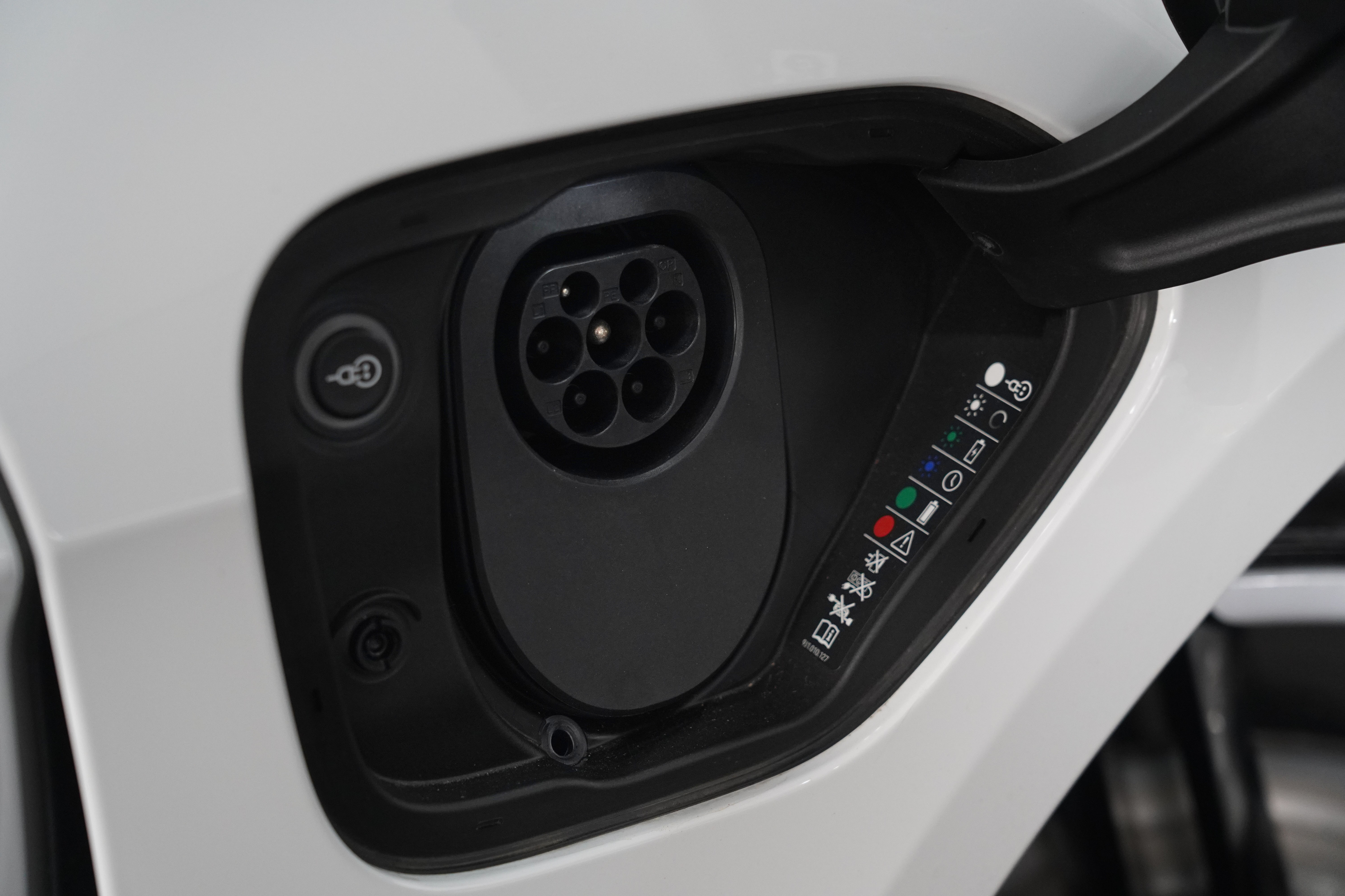 2021 Porsche Taycan 4S Coupe Image 22
