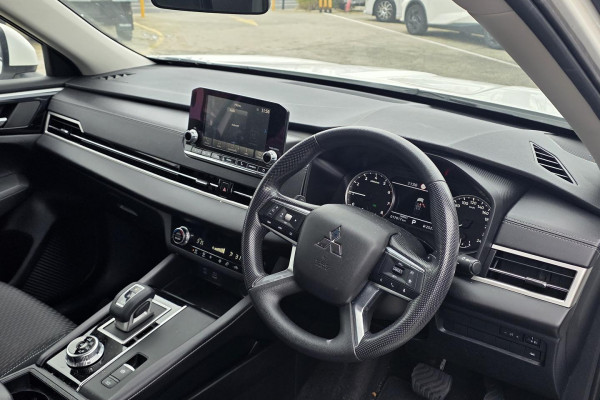 2023 Mitsubishi Outlander ZM ES SUV Image 9