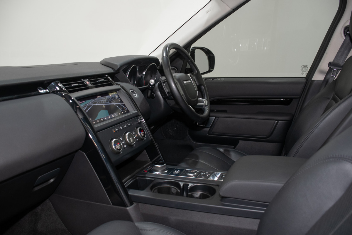 2019 Land Rover Discovery Series 5 SE SUV