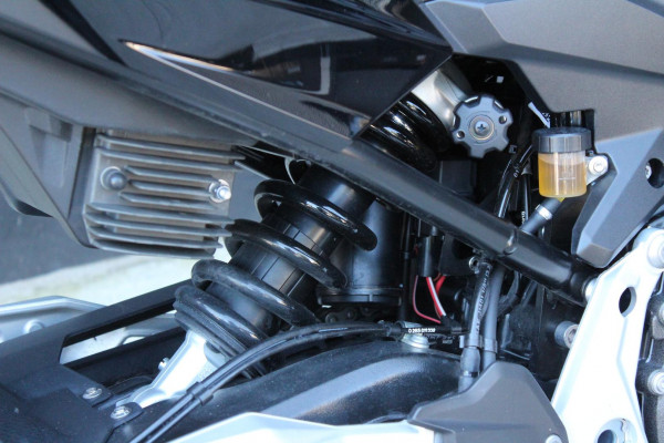 2025 BMW F 900 R Triple Black F 900 image 16