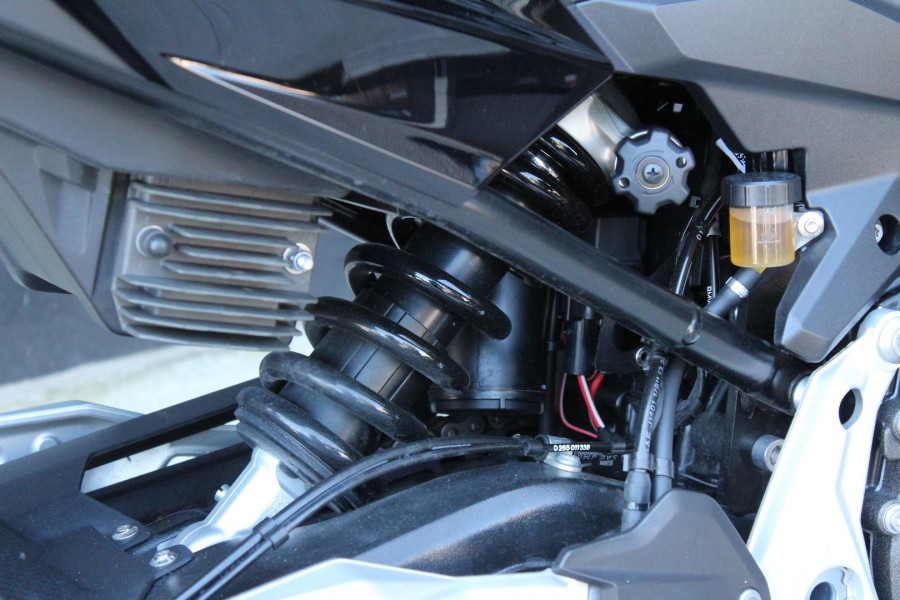2025 BMW F 900 R Triple Black F 900