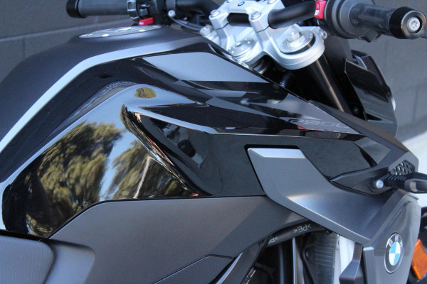 2025 BMW F 900 R Triple Black F 900 image 18