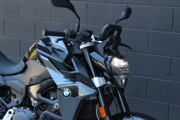 2025 BMW F 900 R Triple Black F 900 image 19