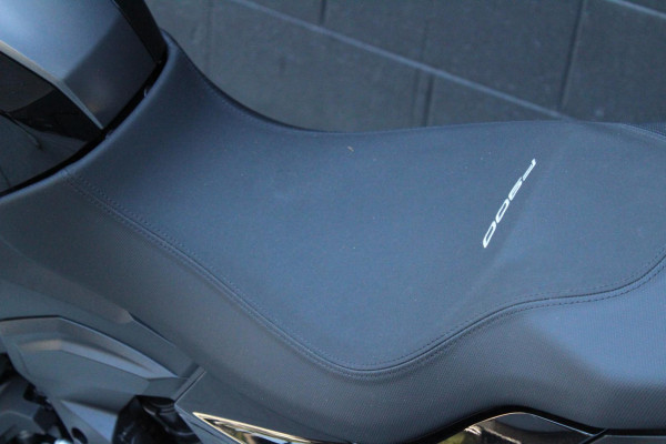 2025 BMW F 900 R Triple Black F 900 image 25