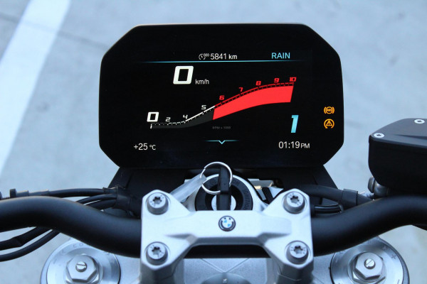 2025 BMW F 900 R Triple Black F 900 image 7