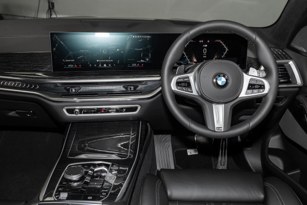 2025 BMW X7 G07 LCI xDrive40i M Sport SUV image 7