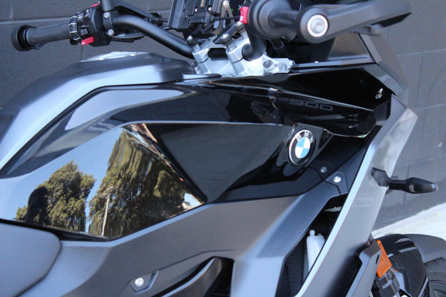 2025 BMW F 900 XR Triple Black F 900