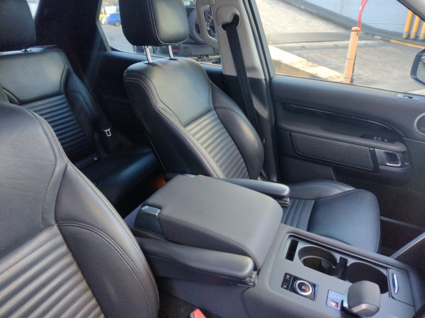 2021 Land Rover Discovery Series 5 D300 SE SUV image 16