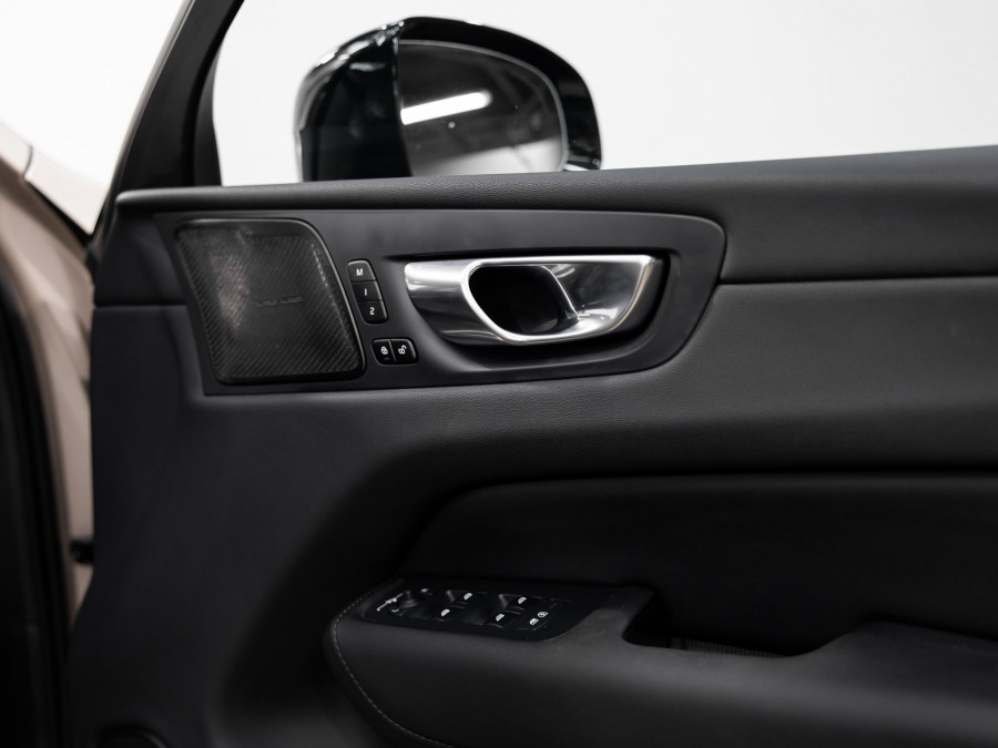 2026 Volvo XC60 UZ B5 Ultra Dark 2.0P, Mild Hybrid SUV Image 10