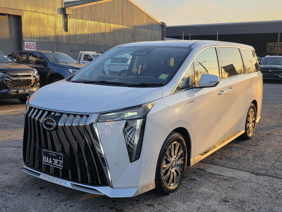 2026 GAC M8 PHEV  Luxury People Mover Image 3